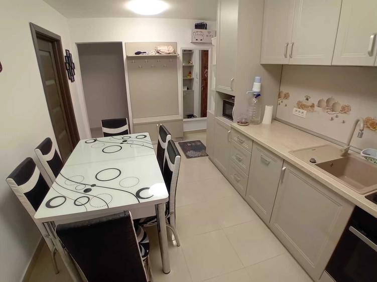 Apartament cu 4 camere decomandat, mobilat în P-ța Doina