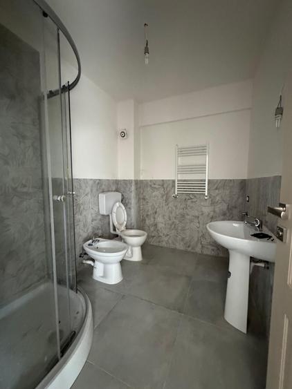 Apartament cu 3 camere semidecomandat, mobilat în Vișani