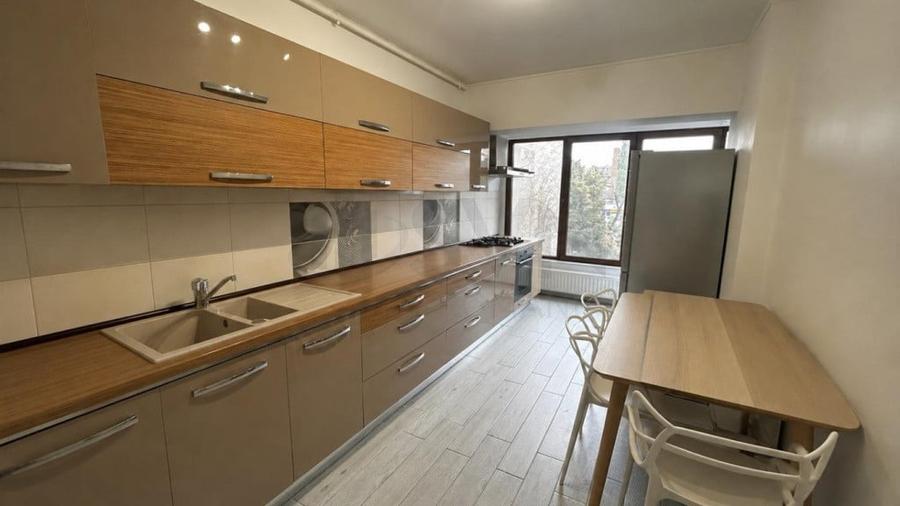 Apartament cu 3 camere decomandat în Jiului