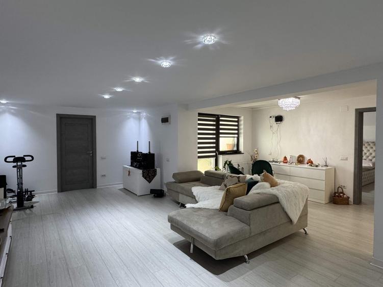 Casă cu 7 camere cu Garaj în Central