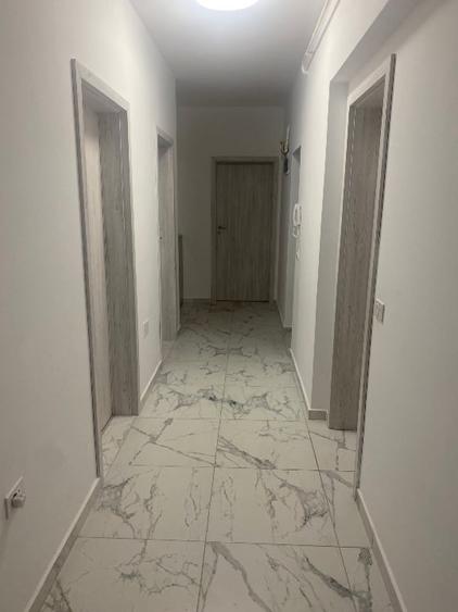 Apartament cu 4 camere decomandat, mobilat în Metalurgiei