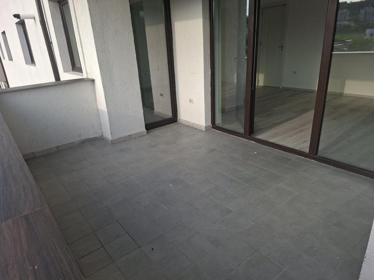 Apartament cu 3 camere decomandat în Exterior Vest