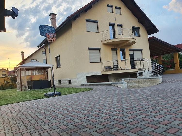 Casă cu Teren 800 Mp în Central