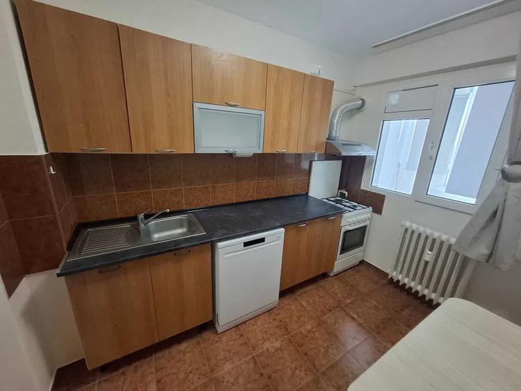 Apartament cu 2 camere semidecomandat, mobilat în Titan