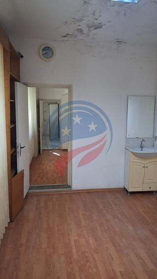 Casă individuală cu 7 camere cu Canalizare în Ultracentral