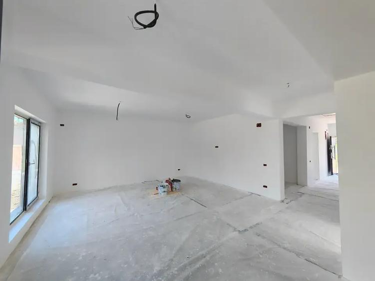 Casă cu 4 camere cu Teren 400 Mp în Crevedia
