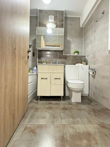 Apartament cu 3 camere semidecomandat în Metalurgiei