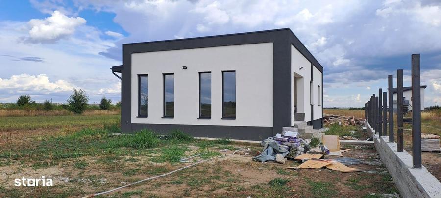 Casă cu 3 camere cu Canalizare în Săbăreni