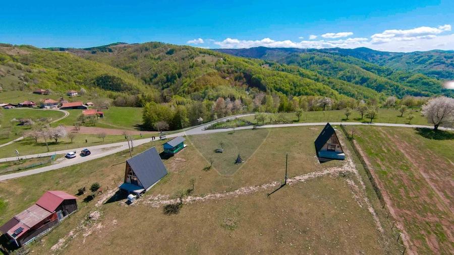 Casă individuală cu 7 camere cu Teren 30200 Mp în Prelucele
