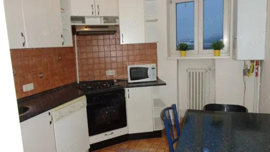 Apartament cu 4 camere decomandat în Romană