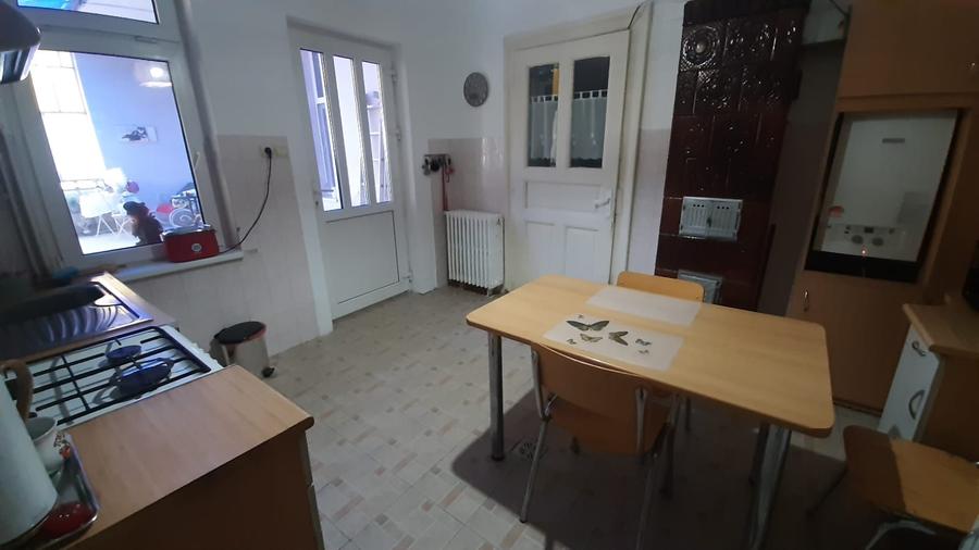 Casă individuală cu 5 camere cu Canalizare în Lipovei
