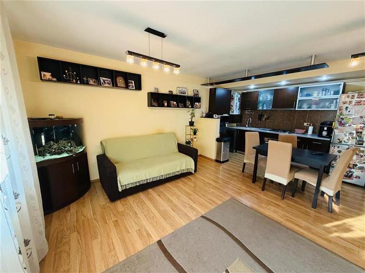 Apartament cu 3 camere semidecomandat, mobilat în Florești