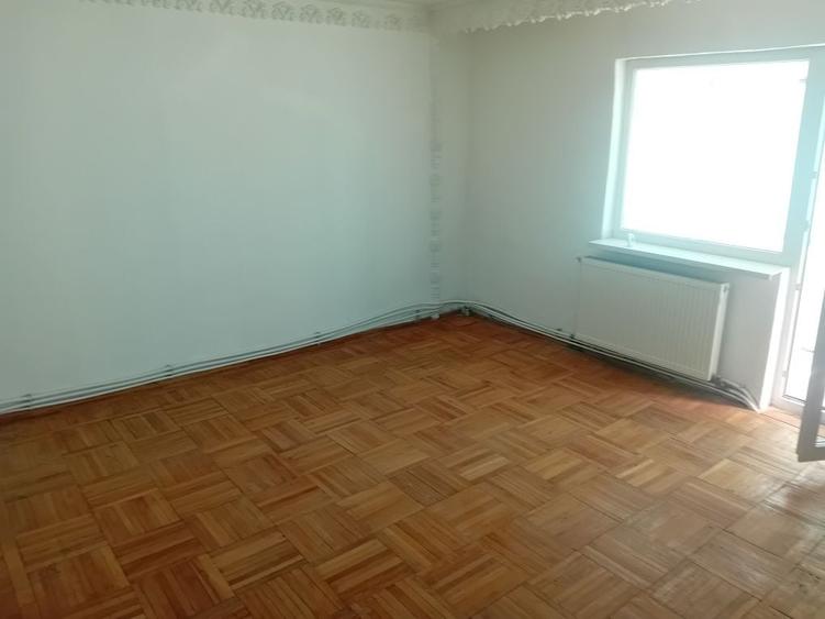 Apartament cu 3 camere decomandat în Calea Romanului