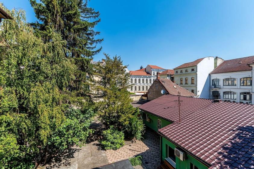 Apartament cu 3 camere semidecomandat, mobilat în Ultracentral