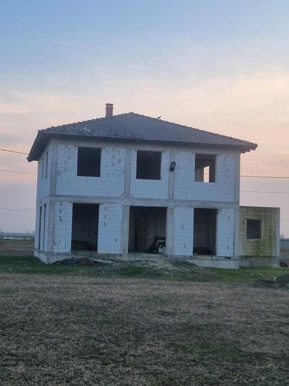 Casă cu Teren 1000 Mp în Central