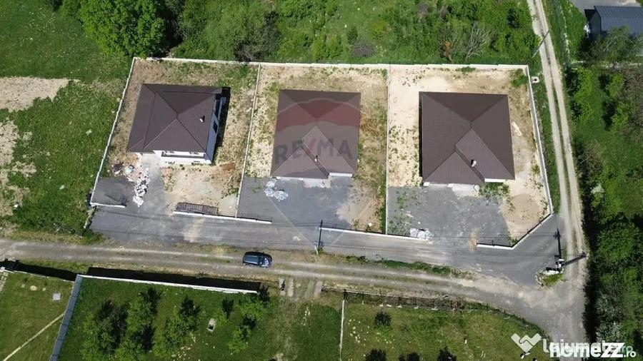 Casă cu 7 camere cu Teren 892 Mp în Est