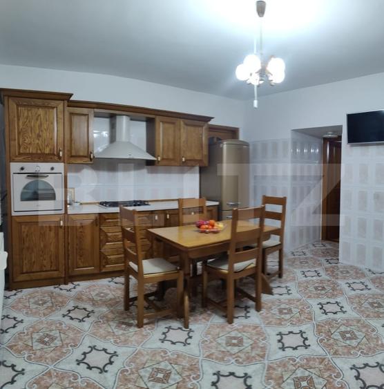 Casă individuală cu 10 camere cu Canalizare în Central