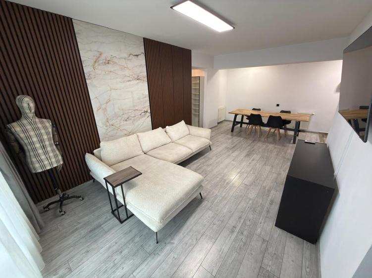 Apartament cu 3 camere semidecomandat în Ozana