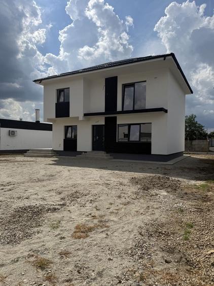 Casă cu 4 camere în Bradu