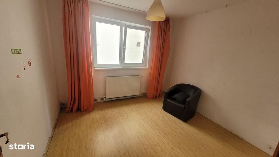 Apartament cu 3 camere semidecomandat în Micro 3