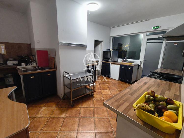 Casă individuală cu 8 camere cu Canalizare în Lipovei