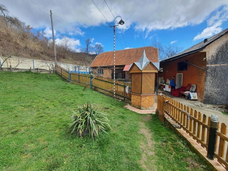 Casă cu 3 camere în Rusești