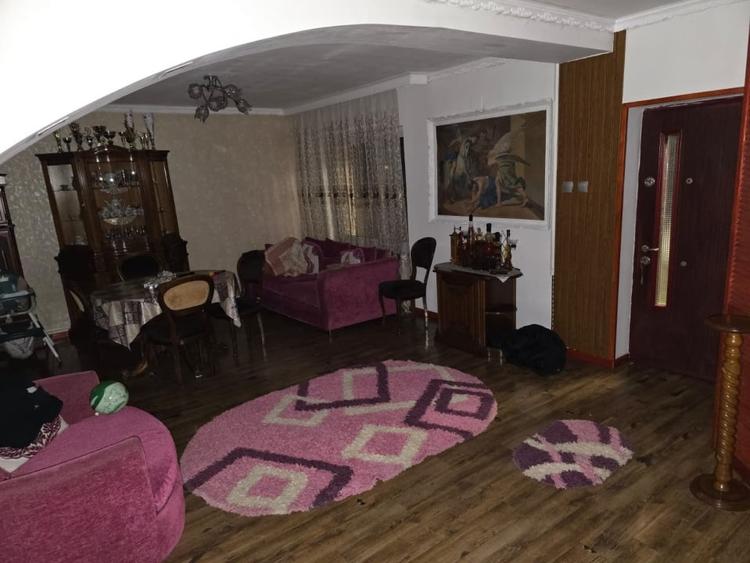 Casă individuală cu 8 camere cu Canalizare în Lascăr Catargiu