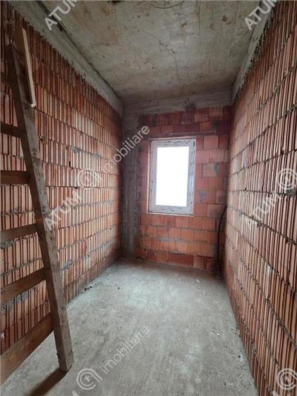 Casă individuală cu 4 camere cu Canalizare în Șelimbăr