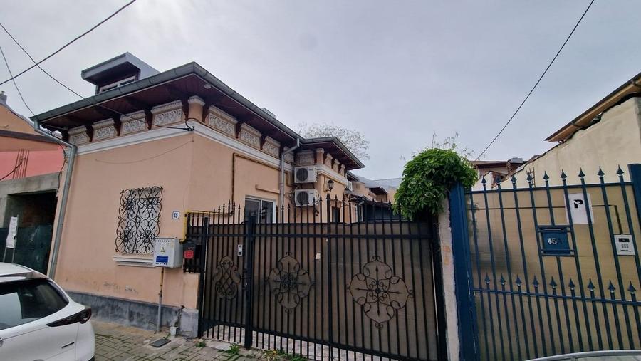 Casă individuală cu 4 camere cu Canalizare în 1 Mai