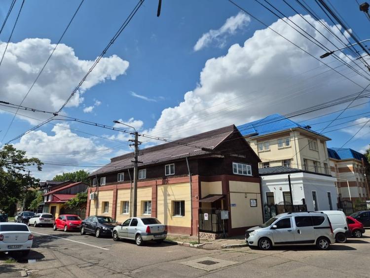 Casă individuală cu 5 camere cu Canalizare în 1 Decembrie