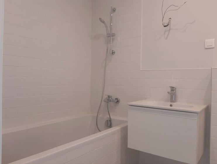 Apartament cu 5 camere decomandat în Dămăroaia