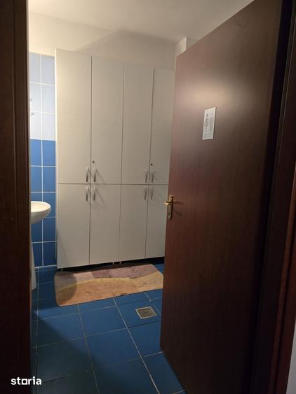 Casă cu 9 camere cu Teren 245 Mp în Apărătorii Patriei