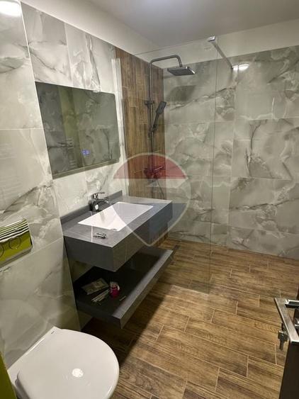 Casă individuală cu 10 camere cu Teren 392 Mp în Piața Centrală