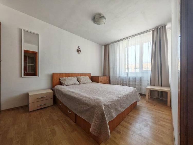 Apartament cu 3 camere semidecomandat în Colentina