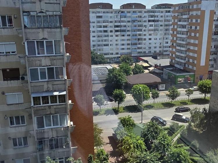 Apartament cu 3 camere decomandat în Craiovița Nouă