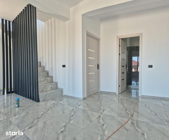 Casă cu 5 camere cu Teren 200 Mp în Lumina