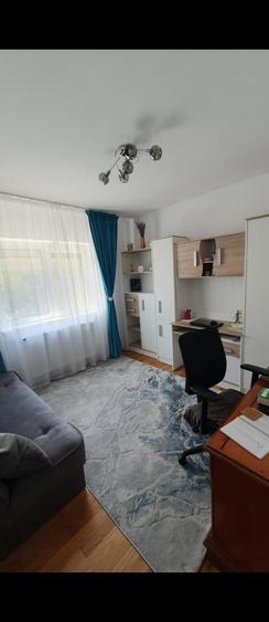 Apartament cu 3 camere semidecomandat în Micălaca