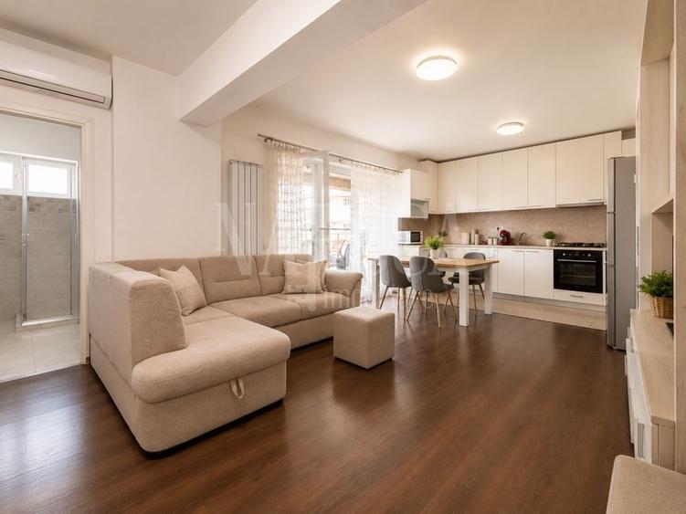 Penthouse cu 4 camere semidecomandat în Între Lacuri