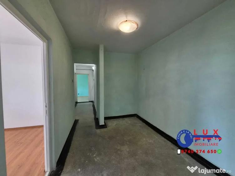 Apartament cu 3 camere decomandat în Piața Nouă