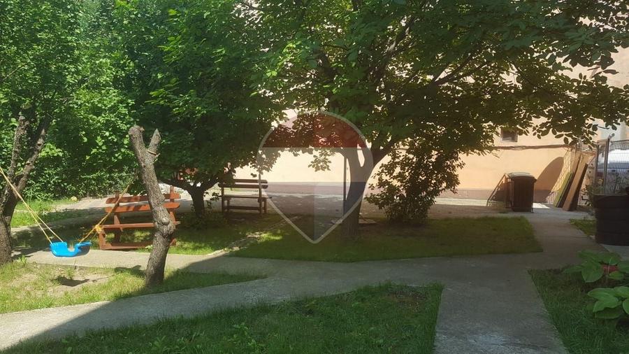 Apartament cu 6 camere semidecomandat, mobilat în Apărătorii Patriei
