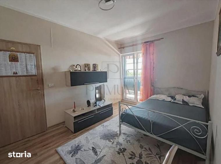 Apartament cu 3 camere în Plopi