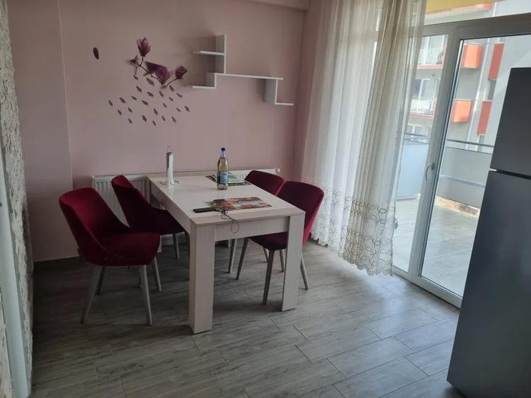 Apartament cu 3 camere semidecomandat, mobilat în Florești — fotografia 3