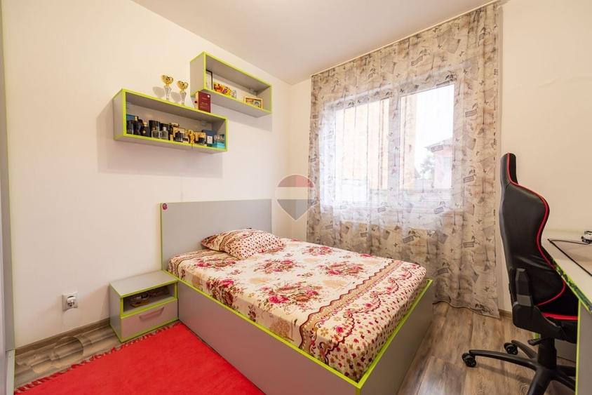 Apartament cu 3 camere semidecomandat, mobilat în Rahova