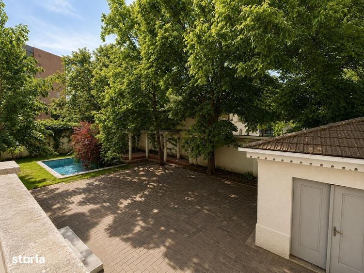 Spațiu comercial, de 3,500 mp, în Romană