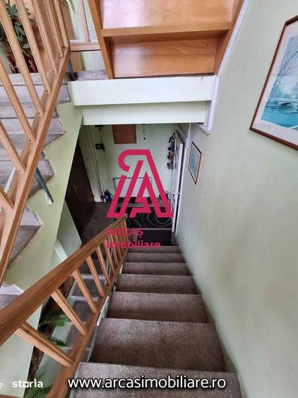 Casă cu 7 camere cu Canalizare în Sub Arini