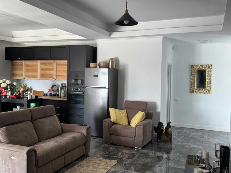 Apartament cu 4 camere decomandat, mobilat în Exterior Vest