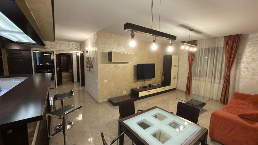 Apartament cu 3 camere decomandat în Runcu