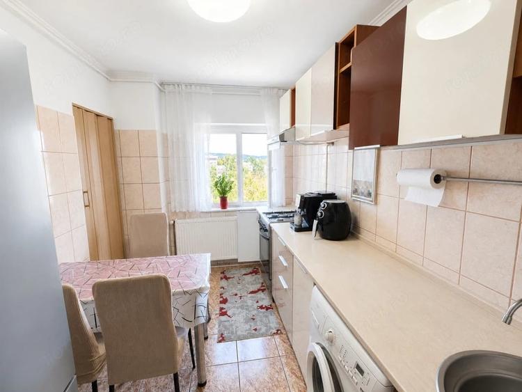 Apartament cu 3 camere decomandat în Rolast