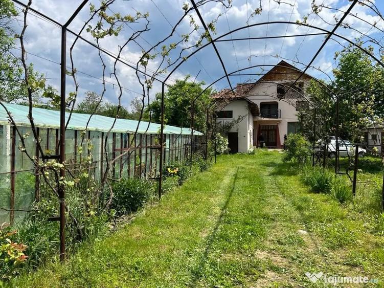 Casă cu 6 camere în Vulcana-Pandele