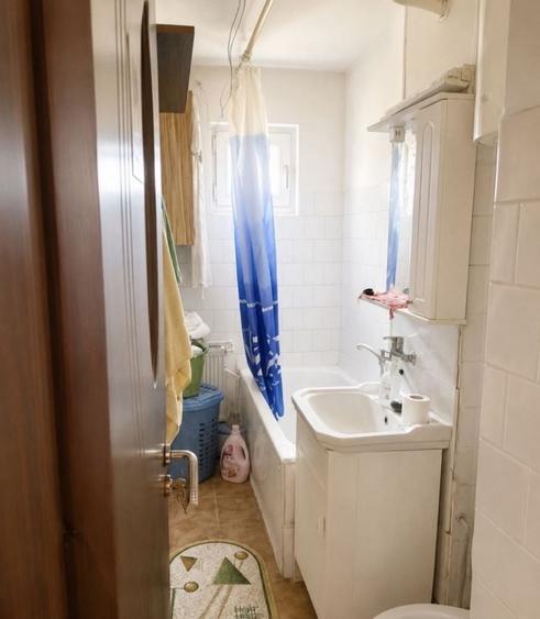 Apartament cu 3 camere semidecomandat în Craiovița Nouă